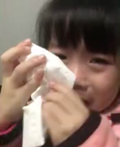 口裏更一直說着「我不要像爸爸」，讓媽媽捧腹大笑