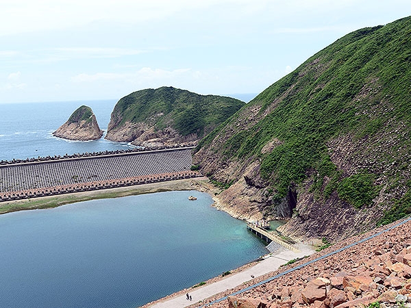 東壩體驗: 遊人可在萬宜水庫東壩欣賞水庫景色、巨型六角岩柱和海蝕洞。