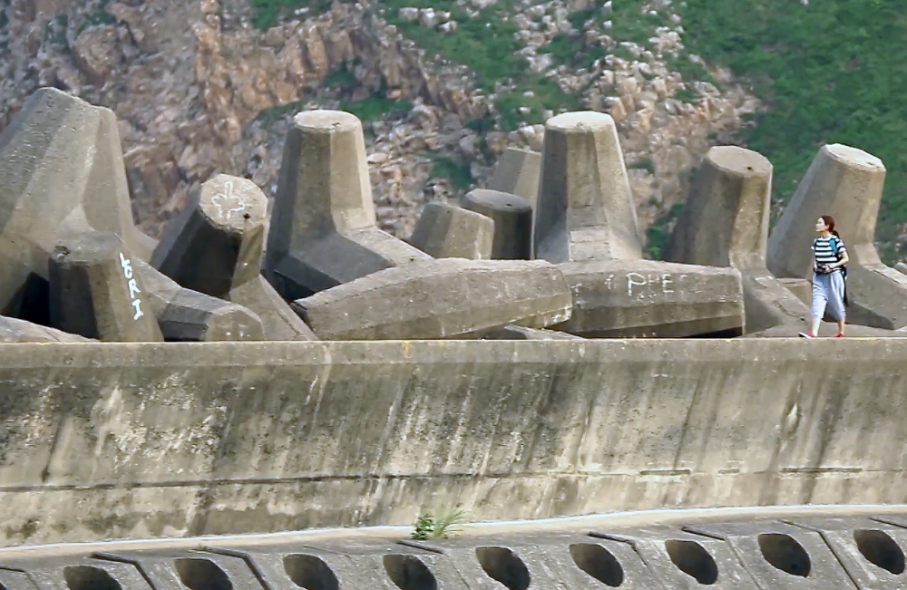 萬宜水庫東壩著名錨形石防波提