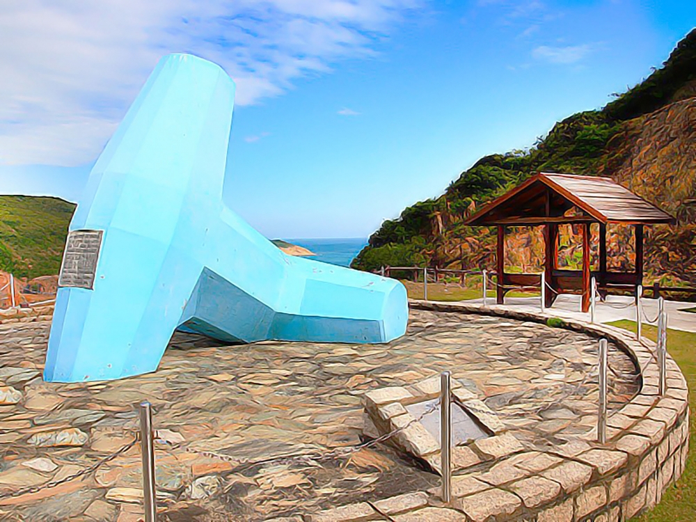 淺藍色紀念碑，記載1979年建造時5名犧牲的工人