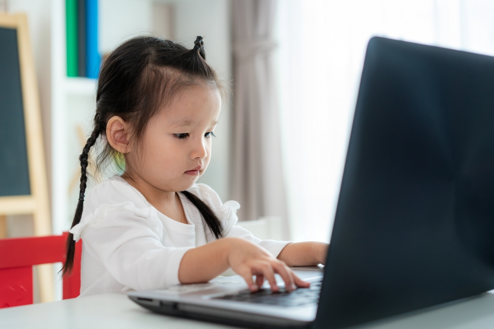 透過YouTube頻道，幼兒可多聽多說普通話，或透過動畫了解中文意思