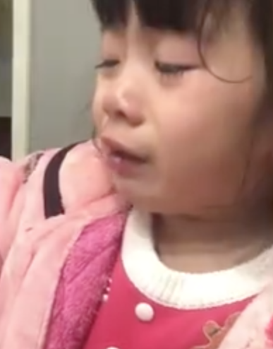 聽到女兒說自己醜樣的爸爸更是隨即拿孩子開玩笑，告訴女兒怎樣與自己相似，令孩子的情緒更是激動