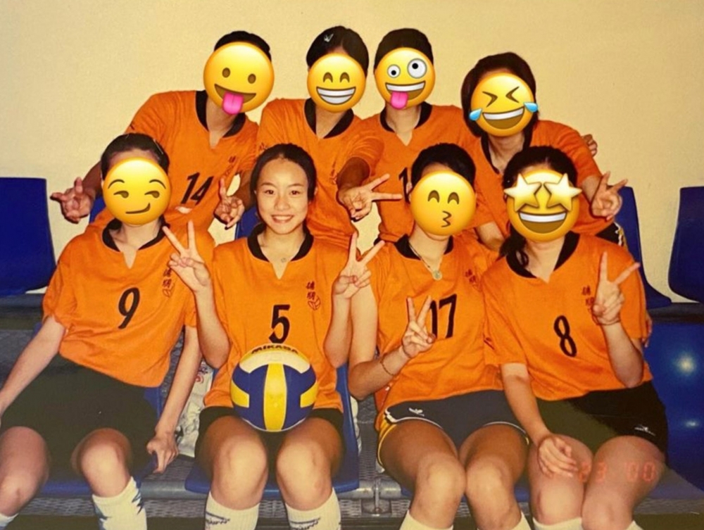 鄧麗欣曾是香港青年排球隊隊員,負責左主攻手