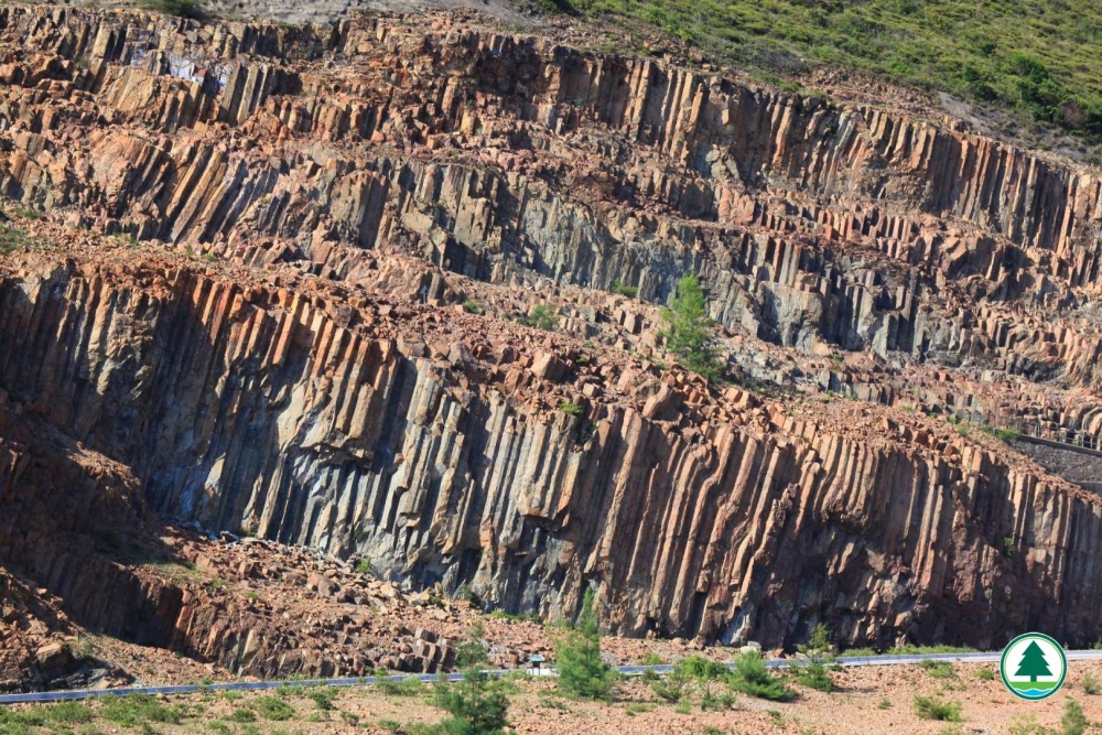 六角形岩柱的形成是由超級火山噴出高黏度的火山灰冷卻凝固而成