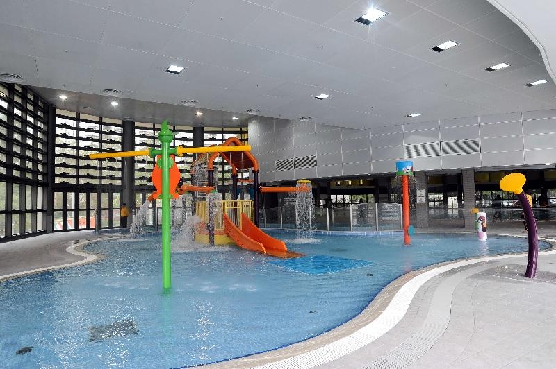 屯門西北游泳池設有室內嬉水池