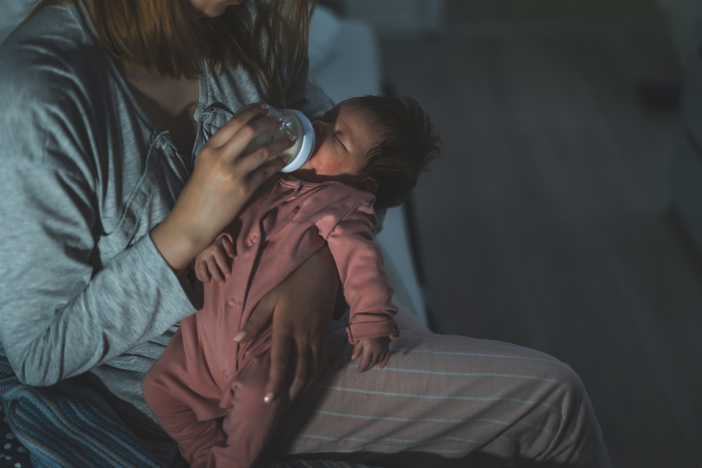 晚上的時候則把燈關掉、調暗或開小夜燈，告訴寶寶這是晚上