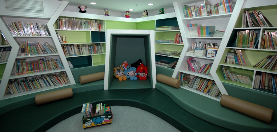 聖士提反女子中學是著名女子高中,並有直屬小學及幼稚園