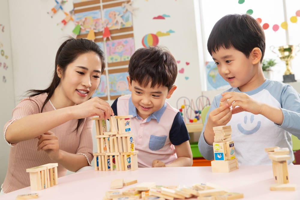 積木涉及不同形狀、顏色，能夠自由排列組合，需要同時運用空間推理、運算等知識