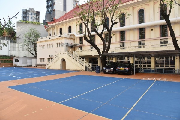 聖方濟各英文小學以英語為主要教學語言，中文科以普通話授課，三年級起必修法文或日文