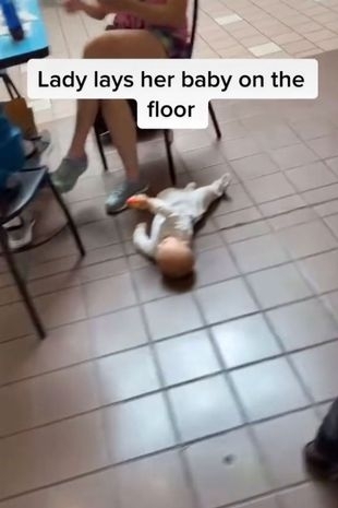 嬰兒在地上左右翻滾。