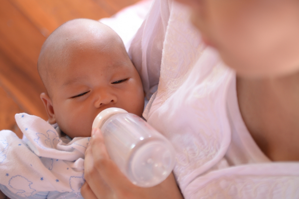 奇寶姨姨建議寶寶滿月後才可以嘗試戒夜奶
