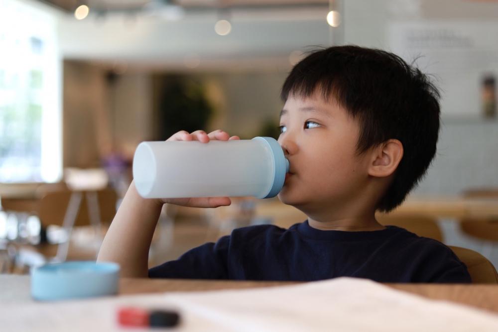 幼稚園的兒子在一天放學後，無意中說了一句：「老師把我的水倒掉」