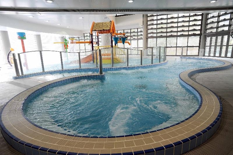 屯門西北游泳池設有室內按摩池