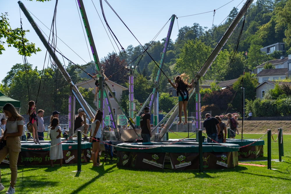 這位家長早前帶小朋友到某個嘉年華玩樂，當時他們正在排隊等候玩跳彈床。