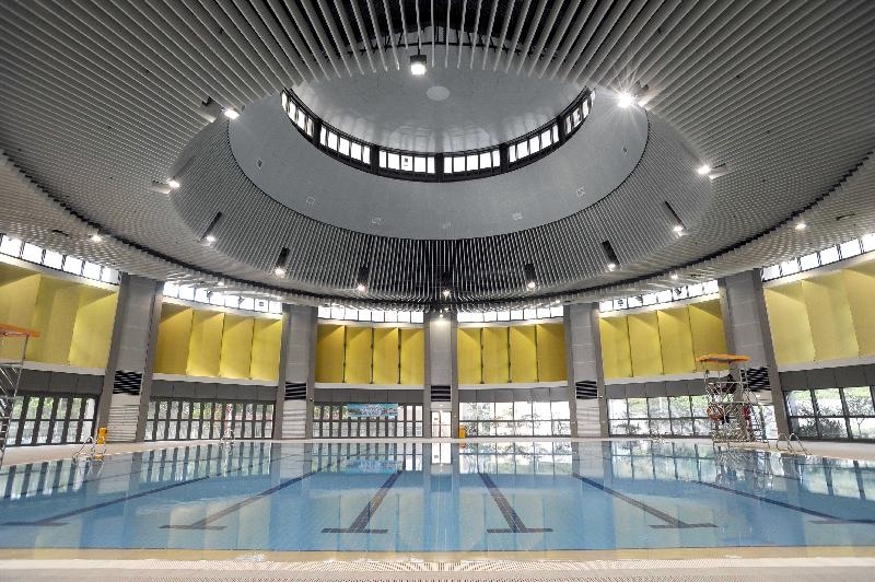 屯門西北游泳池毗鄰寶田邨，佔地約1.5公頃