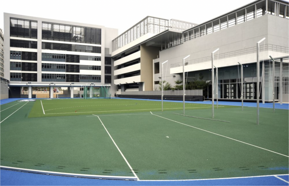 拔萃女小學位於油尖旺區，與拔萃女書院互為一條龍學校