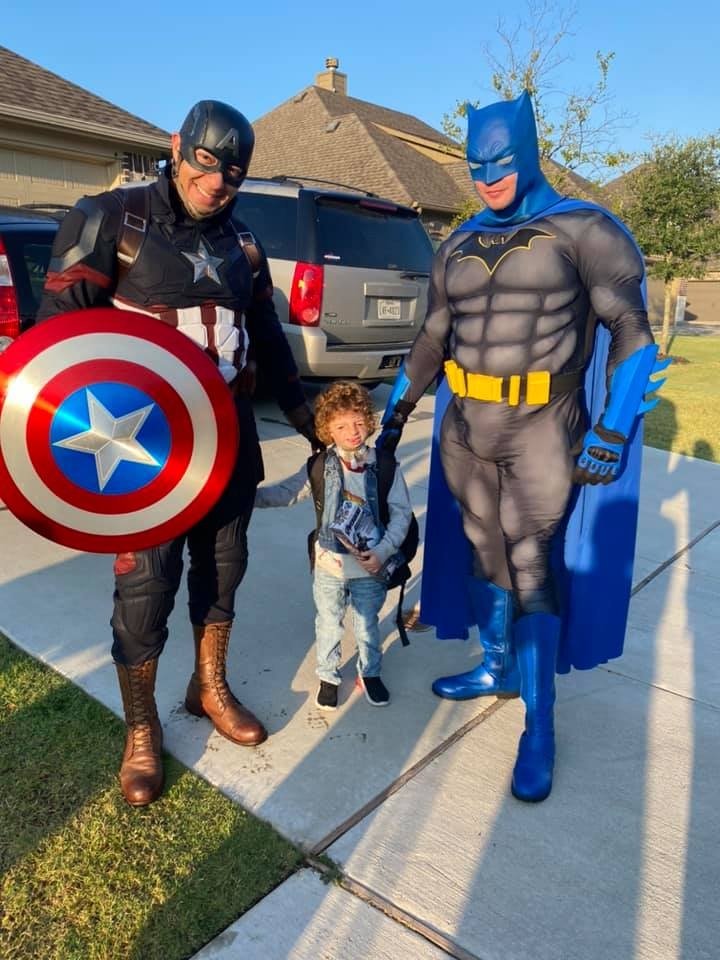 市內警方及消防隊特別出動,他們扮成蝙蝠俠與美國隊長,並駕駛消防車送丹尼森上學。