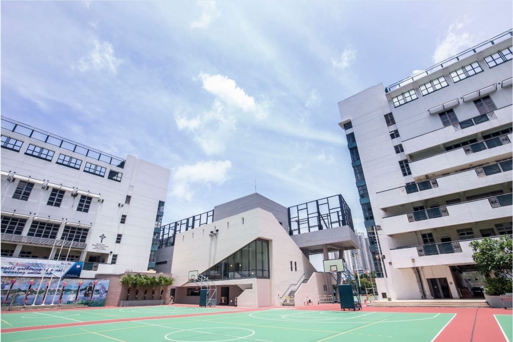 英華小學與英華書院屬結龍關係，在辦校方針及教學理念方面都秉持「以基督精神，辦全人教育」願景。