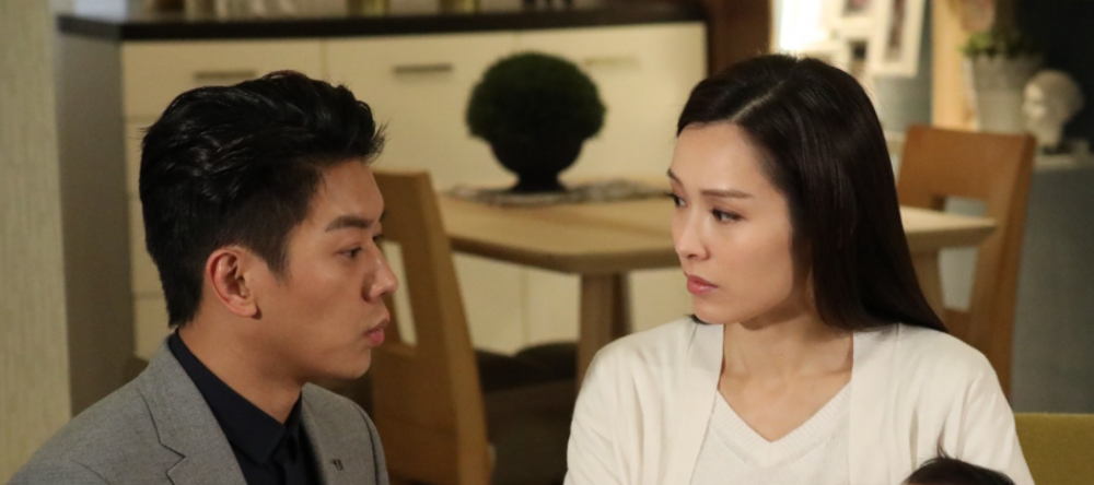 母親意外摔傷腳，現在需長期臥床行動不便。