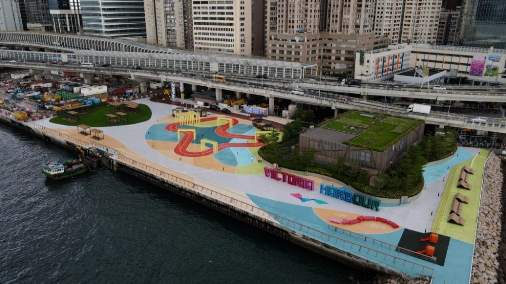 「東岸公園主題區面積約9800平方米，位於屈臣道以西，原為中環灣仔繞道工程用地。