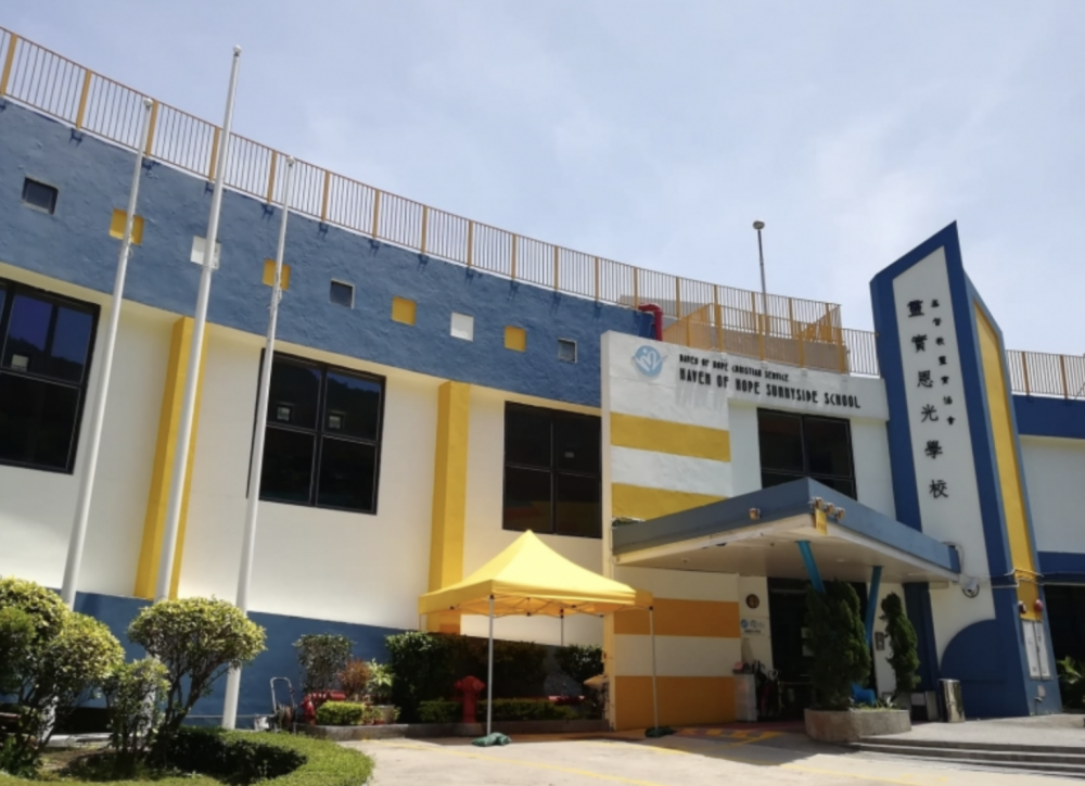 靈實恩光學校採用多元化的教學模式，以配合學生的需要