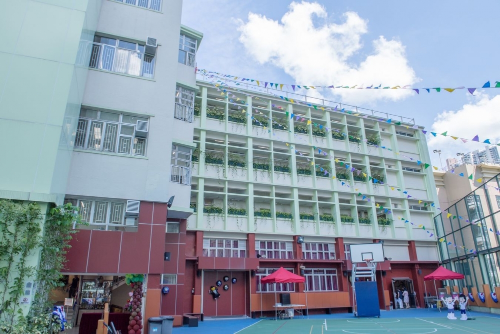 軒尼詩道官立小學（銅鑼灣）聯繫官中包括傳統男校皇仁書院，吸引同區男同學報讀。