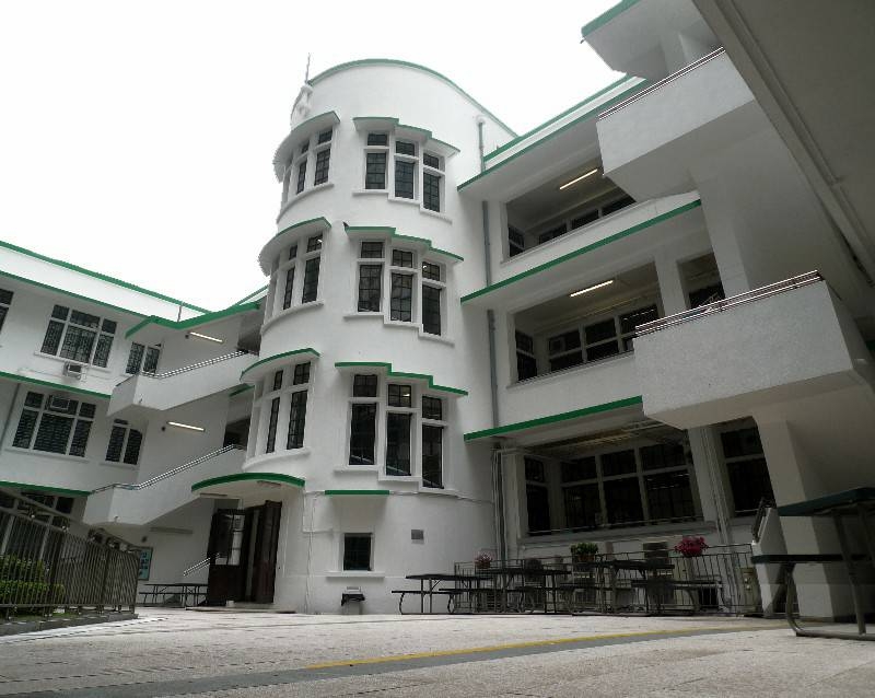 咸道官立小學原是李陞小學下午校，1998年正式獨立，並以古雅的青白色校舍聞名。