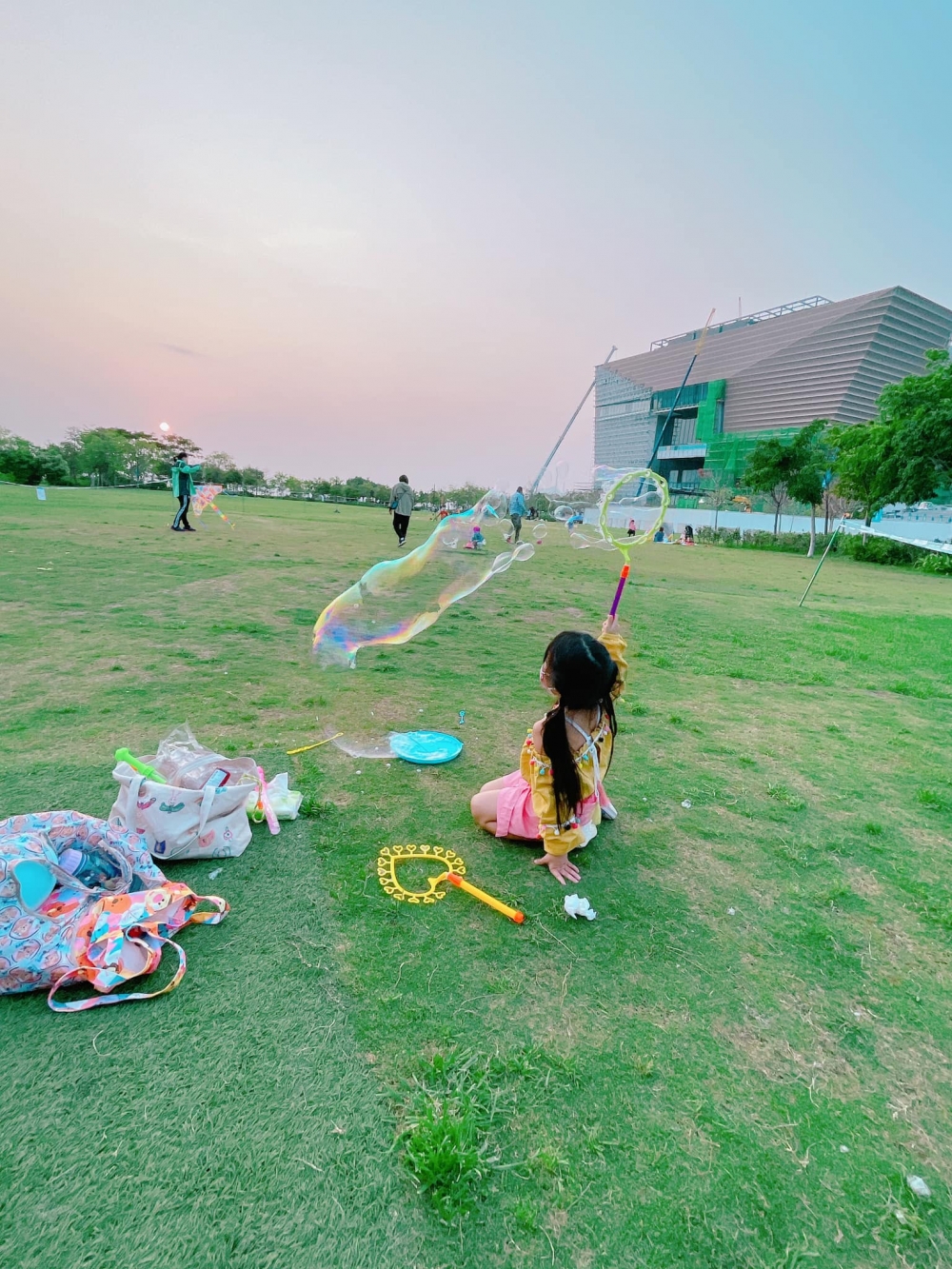 小朋友吹泡泡也很開心。