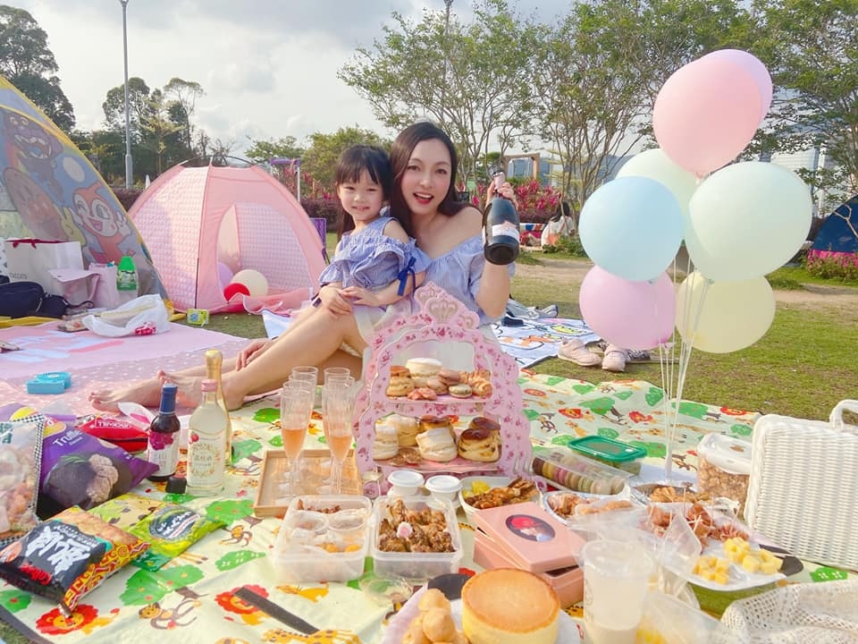 啟德跑道公園，位於啟德遊輪碼頭，是九龍親子野餐好去處之一。