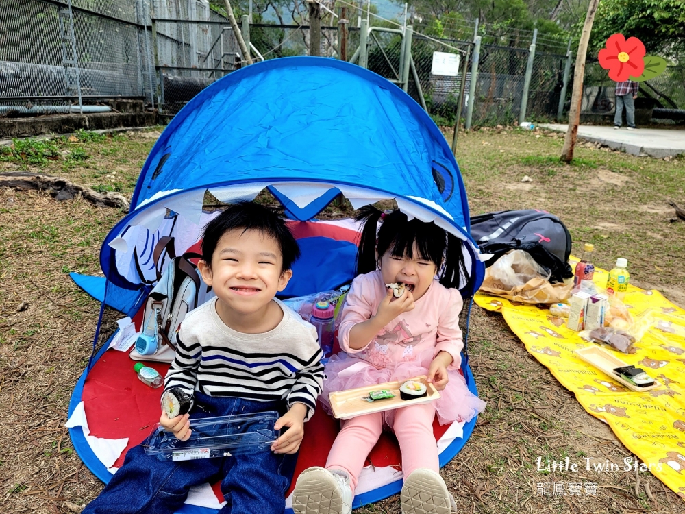 玩累了，吃口食物補充體力。