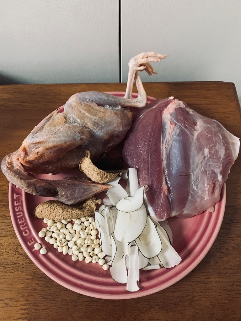 鷓鴣瘦肉海底椰川貝果皮湯適合秋冬飲用。