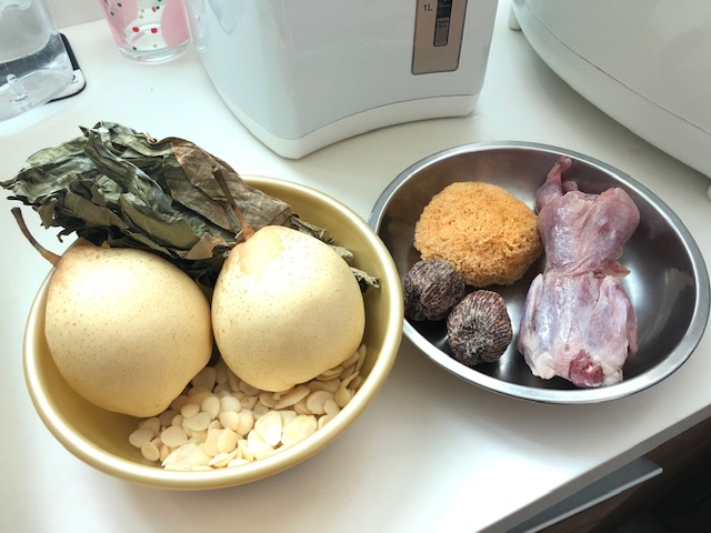 鷓鴣龍脷葉雪梨湯可潤肺去痰。