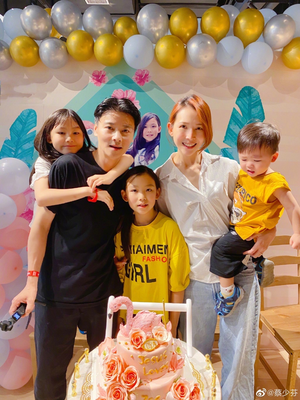 蔡少芬是3位孩子的靚媽,1973年生,肖牛。