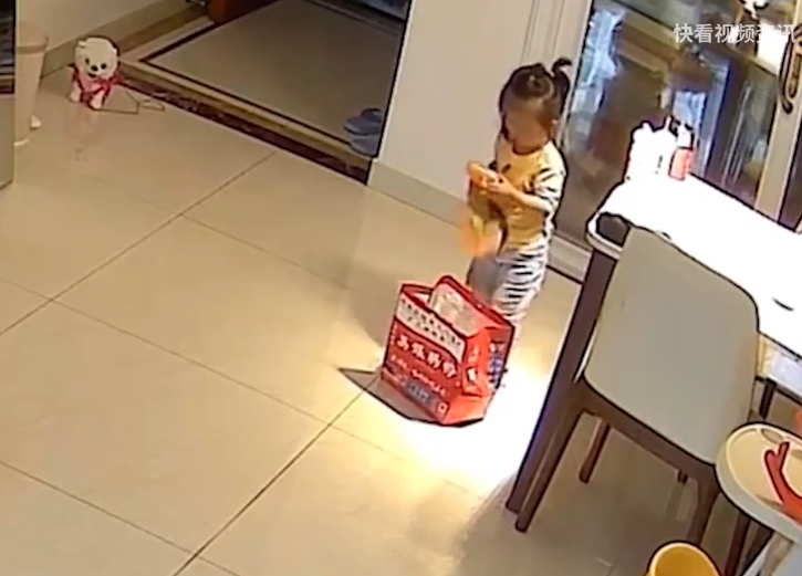 飯盒的蓋子突然鬆開,飯盒應聲墮地飯餸散落。