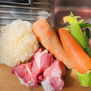 鮮雪耳紅蘿蔔甘筍粟米西施骨湯所需材料2。