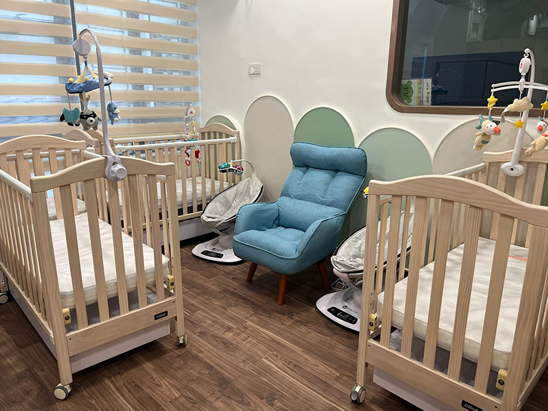 香港基督教女青年會喜越嬰幼園(皇后山)全園面積約7300平方呎,設有大肌肉室、音樂室、活動室、嬰兒睡房、護理室、調奶房、兒童洗手間、廚房等。