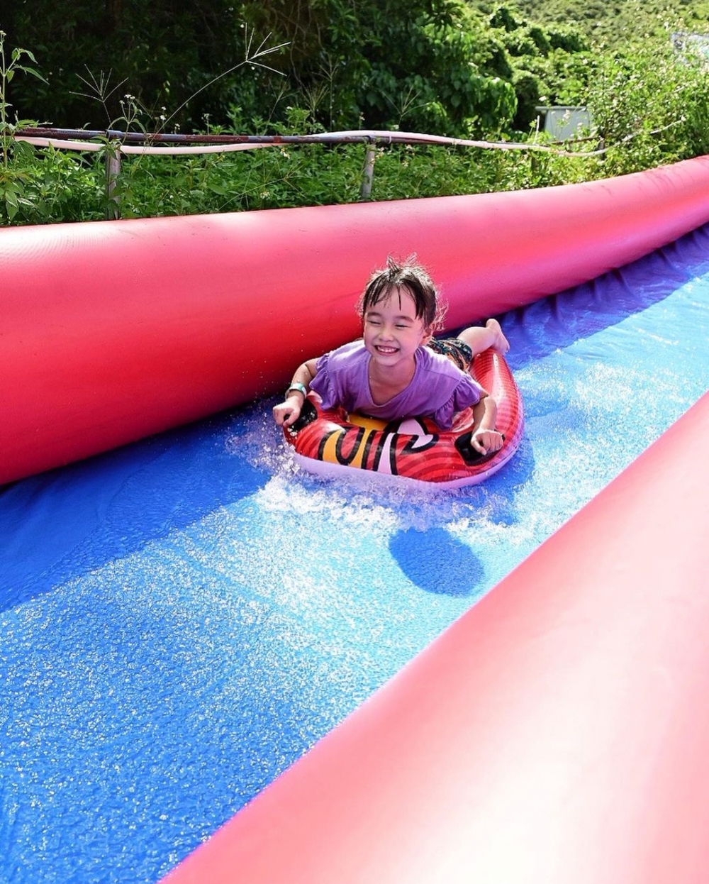 禾田喜山種植園水滑梯讓小朋友體驗划水樂趣。