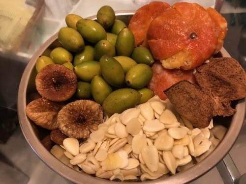  青橄欖桔餅湯能改善秋冬的支氣管過敏。