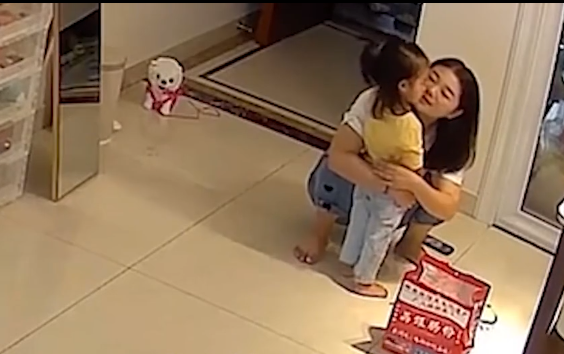 不少網民看過影片後都大讚媽媽的教育方式很溫柔。