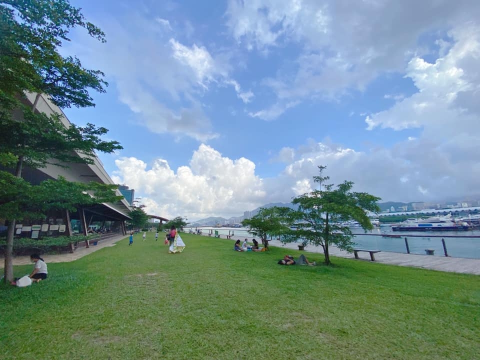 觀塘海濱長廊的休憩草坪非常適合野餐。