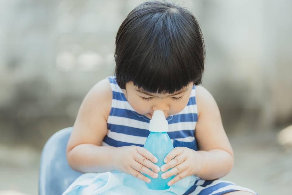 用生理鹽水洗鼻是緩解鼻敏感徵狀方法之一。