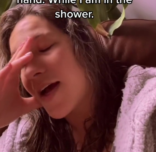 原來女兒竟意外將手遊切換到Instagram,更不知為何打開了直播功能。