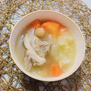 鮮雪耳紅蘿蔔甘筍粟米西施骨湯是適合秋天飲用的湯水。