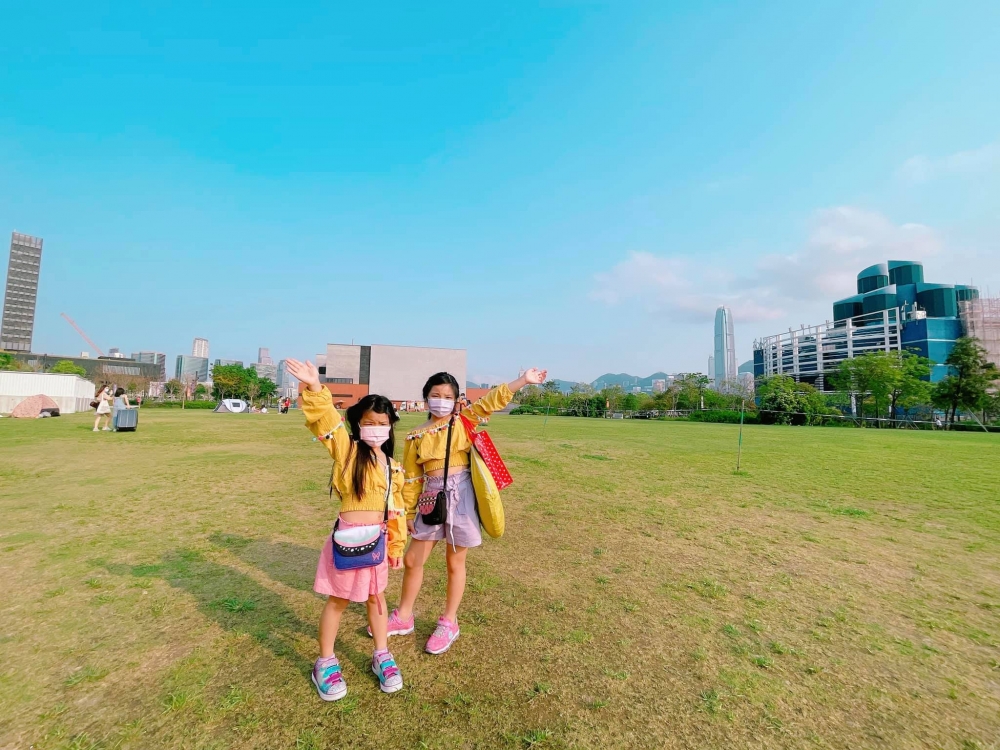 西九文化區海濱長廊超寬敞的休憩草坪。