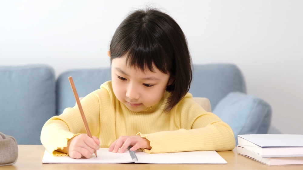 台媽在討論區貼出小學女兒的作業内容,引發網友討論。