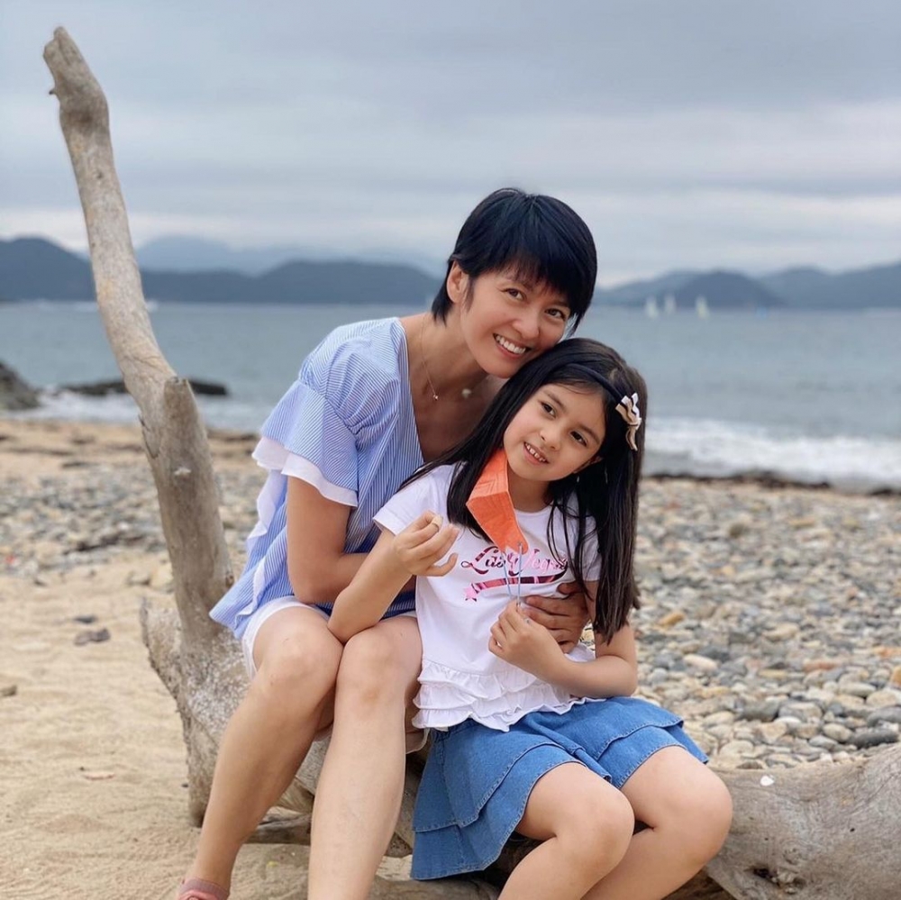 生肖虎的梁詠琪與丈夫育有一女,女兒完全遺傳了兩人的身高!