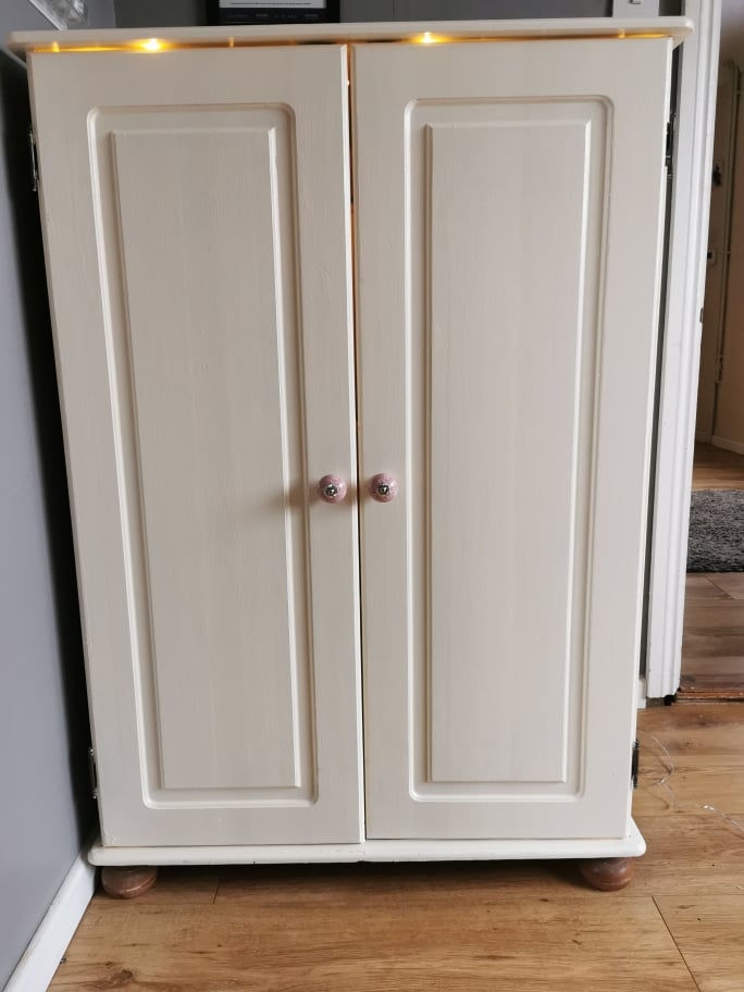 Faith使用了一個舊櫃來製作娃娃屋。