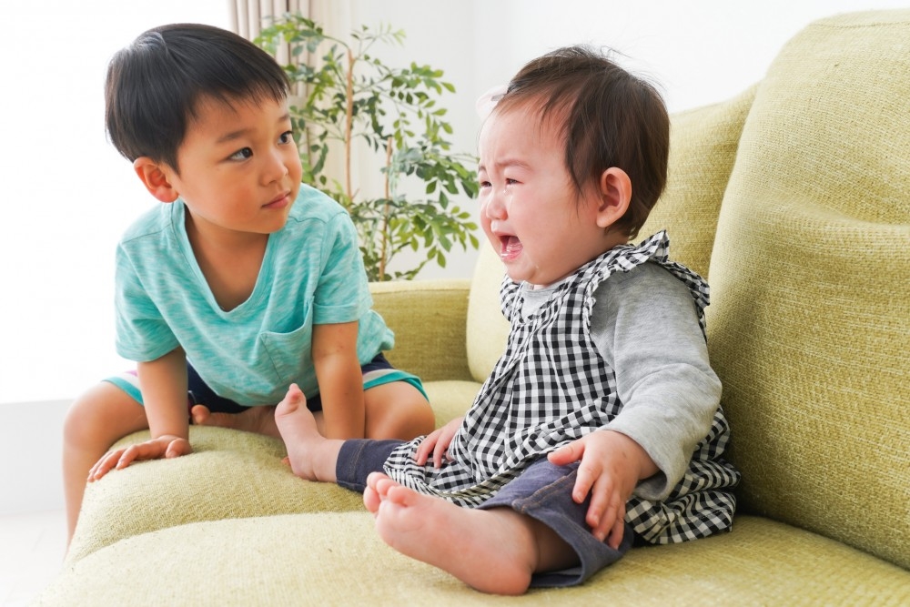 初生寶寶出世後,爸媽絕不能因此忽略第一胎孩子的需要。
