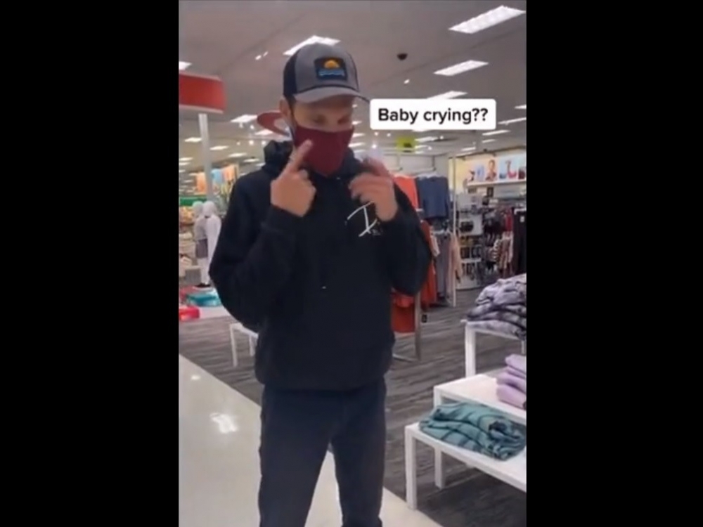 爸爸重覆女兒的動作。