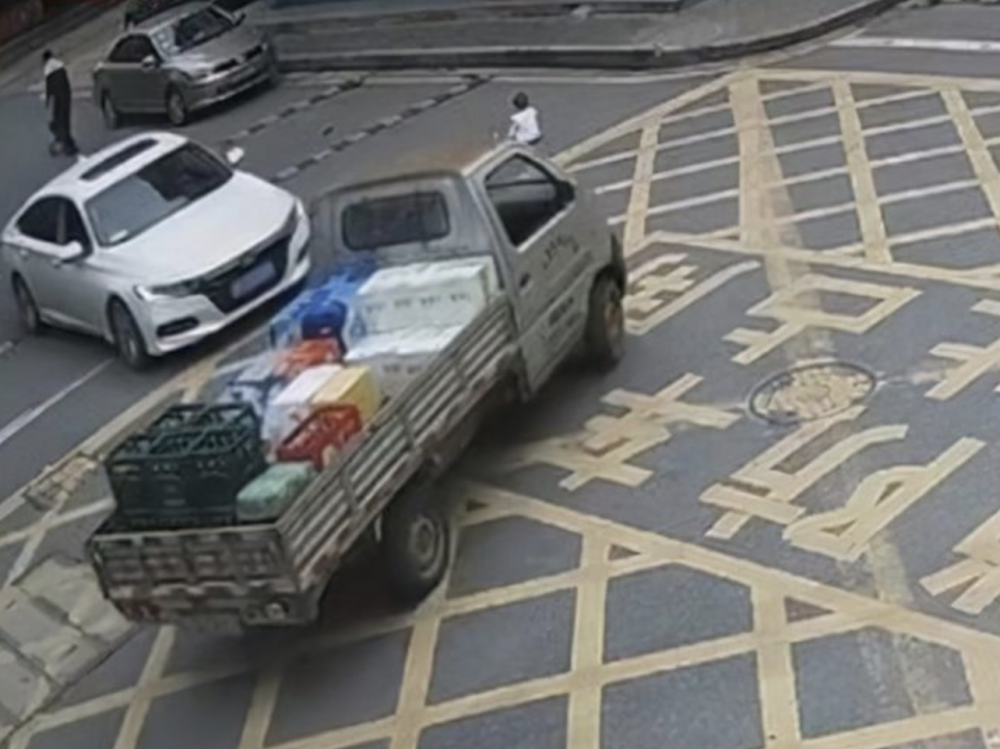 影片在網上廣傳後，不少人怒批涉事爸爸疏忽照顧孩子，沒資格為人父。